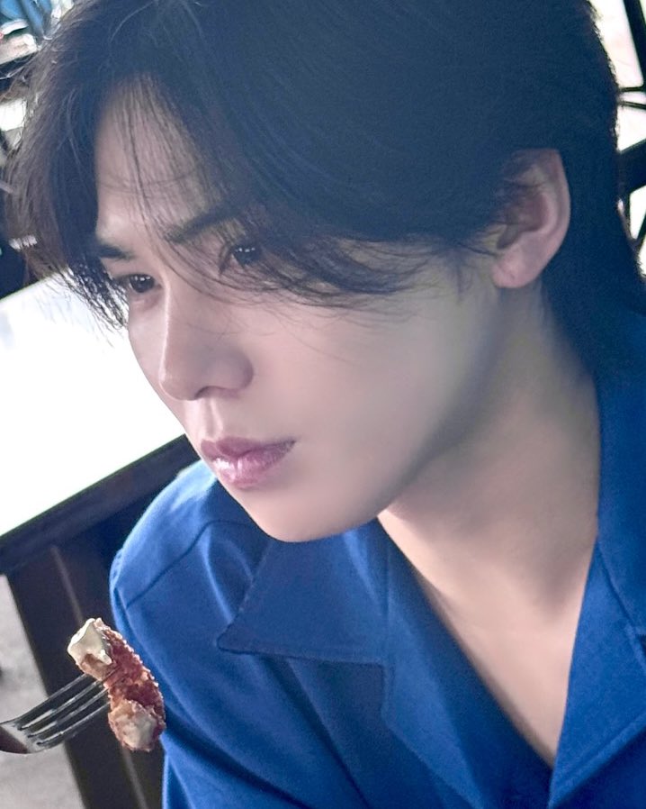 joyrkmh's tweet photo. HES SO PRETTY WHAT THE F IN WHAT WORLD THIS IS OKAY???? https://t.co/wjVvAQnNVV