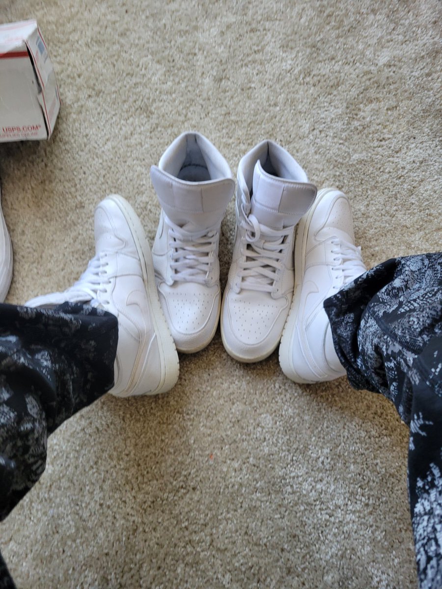 Qnsneaks tweet media