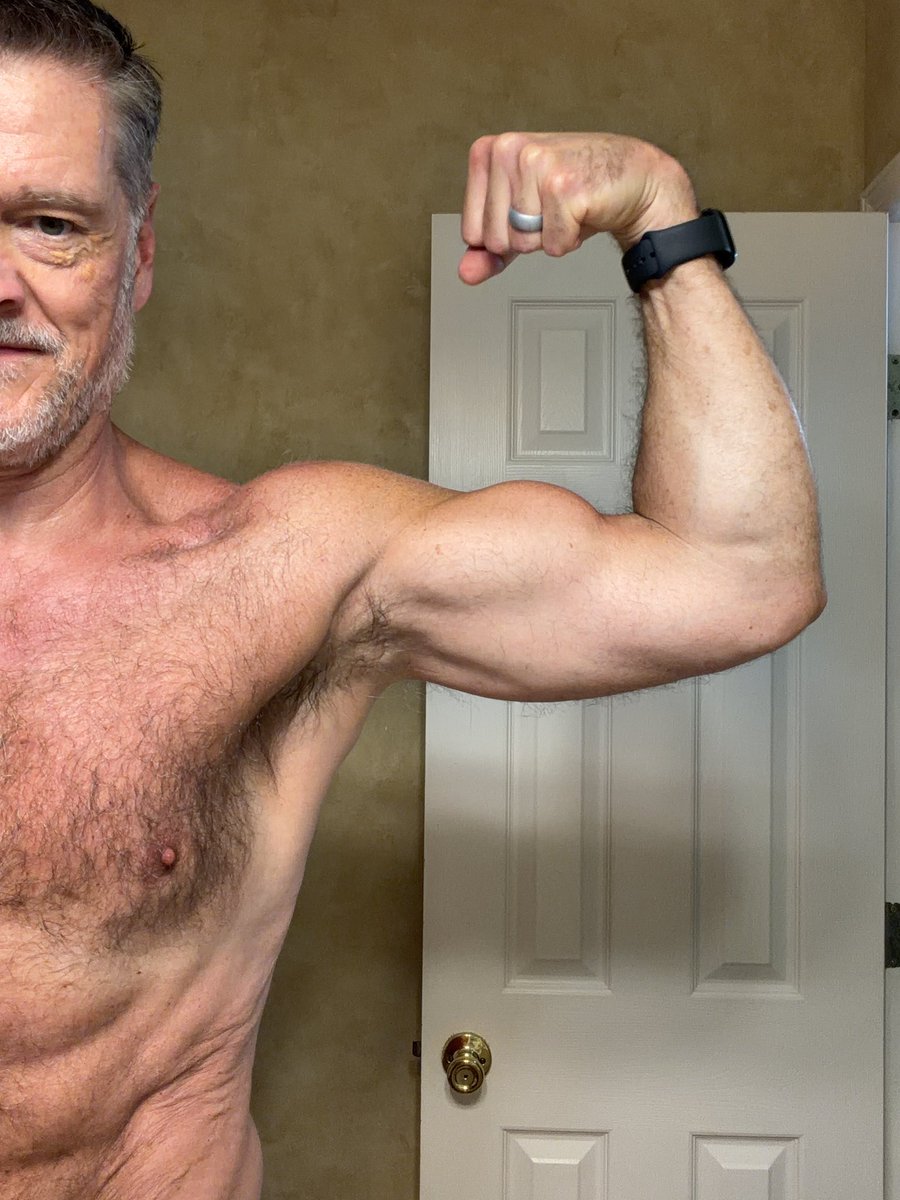 claystaggs's tweet image. Good workout, especially with pull ups, which had been a challenge. So that means we gotta do #FlexFriday.