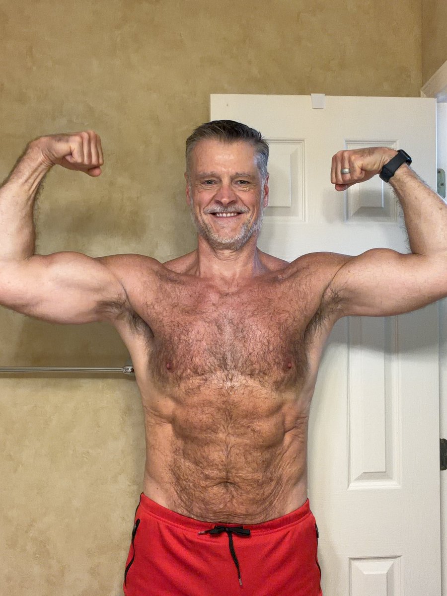 claystaggs's tweet image. Good workout, especially with pull ups, which had been a challenge. So that means we gotta do #FlexFriday.