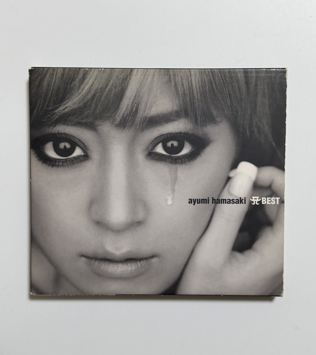 kan2_2010's tweet photo. 今日は浜崎あゆみさんの『A BEST』が発売されて25周年です。
デビューから3年を経てリリースされた本人は乗り気ではなかった初のベスト・アルバムで、初期の楽曲は再録音が施されています。億単位のプロモーションもされ、429.5万枚を売り上げた20世紀のあゆが堪能できる1枚です。
#浜崎あゆみ
#ABEST https://t.co/hgnAKBrkt5