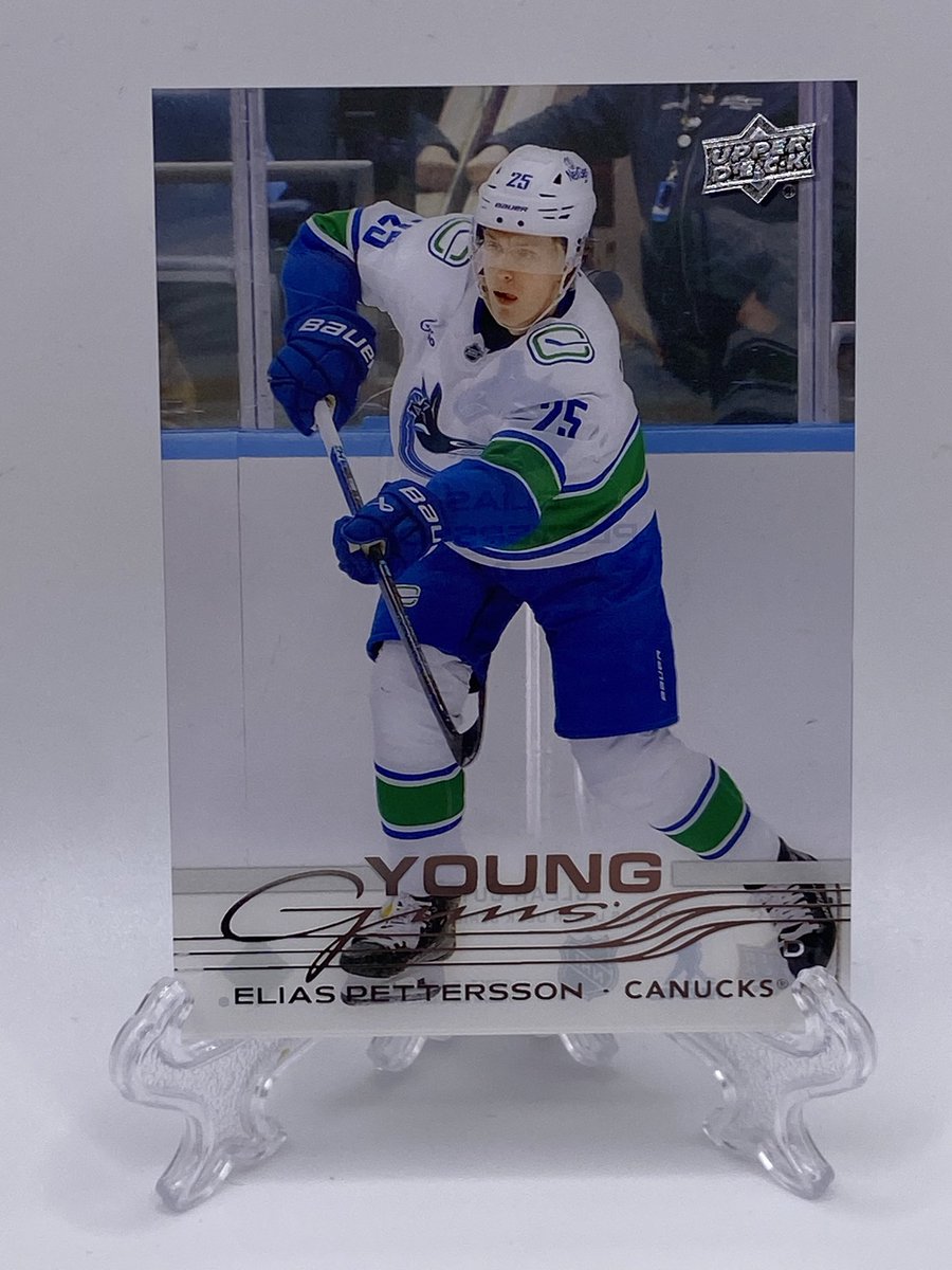 DeLyzer84's tweet photo. Mail day! @UpperDeckSports @eBay 

25-26 Elias Pettersson Red Outburst /25
25-26 Elias Pettersson Clear Cut
25-26 Elias Pettersson Holiday Green
25-26 Ty Mueller Young Gun 

@Canucks Young Guns count - 325 https://t.co/huq4mUe9Tl