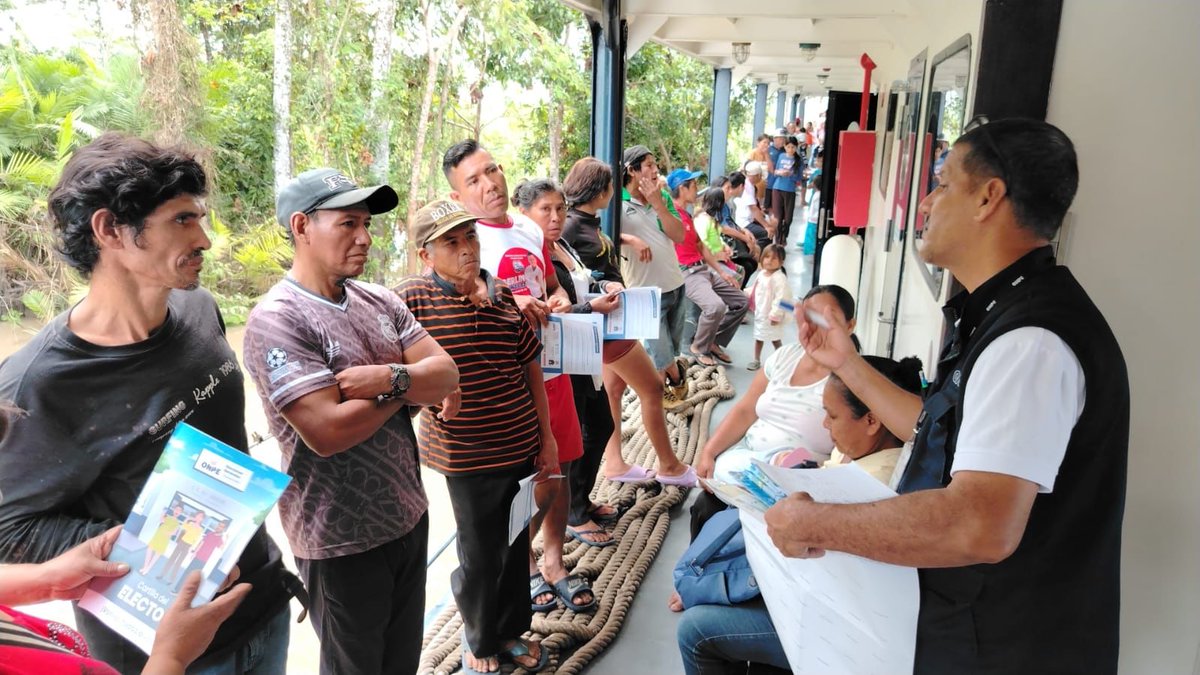 ONPE_oficial's tweet photo. 📸 ¡Continuamos fortaleciendo nuestra presencia en Loreto!
🛶 A través de las PIAS del @MidisPeru, con el apoyo de @PNUDperu y @UEenPeru, nuestro #ChalecoAzul Santiago Morey se trasladó a las comunidades de Shanaillo, Alto Perillo y Dos Hermanos. https://t.co/6Q7CDPkN8H