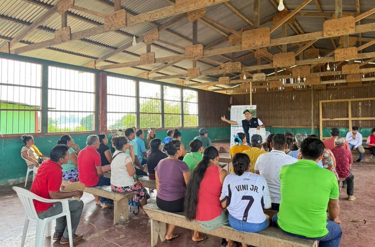ONPE_oficial's tweet photo. 📸 ¡Continuamos fortaleciendo nuestra presencia en Loreto!
🛶 A través de las PIAS del @MidisPeru, con el apoyo de @PNUDperu y @UEenPeru, nuestro #ChalecoAzul Santiago Morey se trasladó a las comunidades de Shanaillo, Alto Perillo y Dos Hermanos. https://t.co/6Q7CDPkN8H