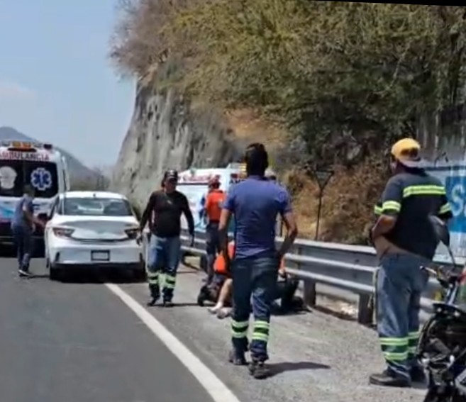 Mor_en_lucha's tweet image. #Bikers Dos derrapados está tarde, el primero se topa con un block sobre la libre a #Xochitepec y el segundo en la curva de #Atlatlahucan Lo mejor de todo es que no hubo daños a terceros, solo ellos. #Morelos #Seguridad