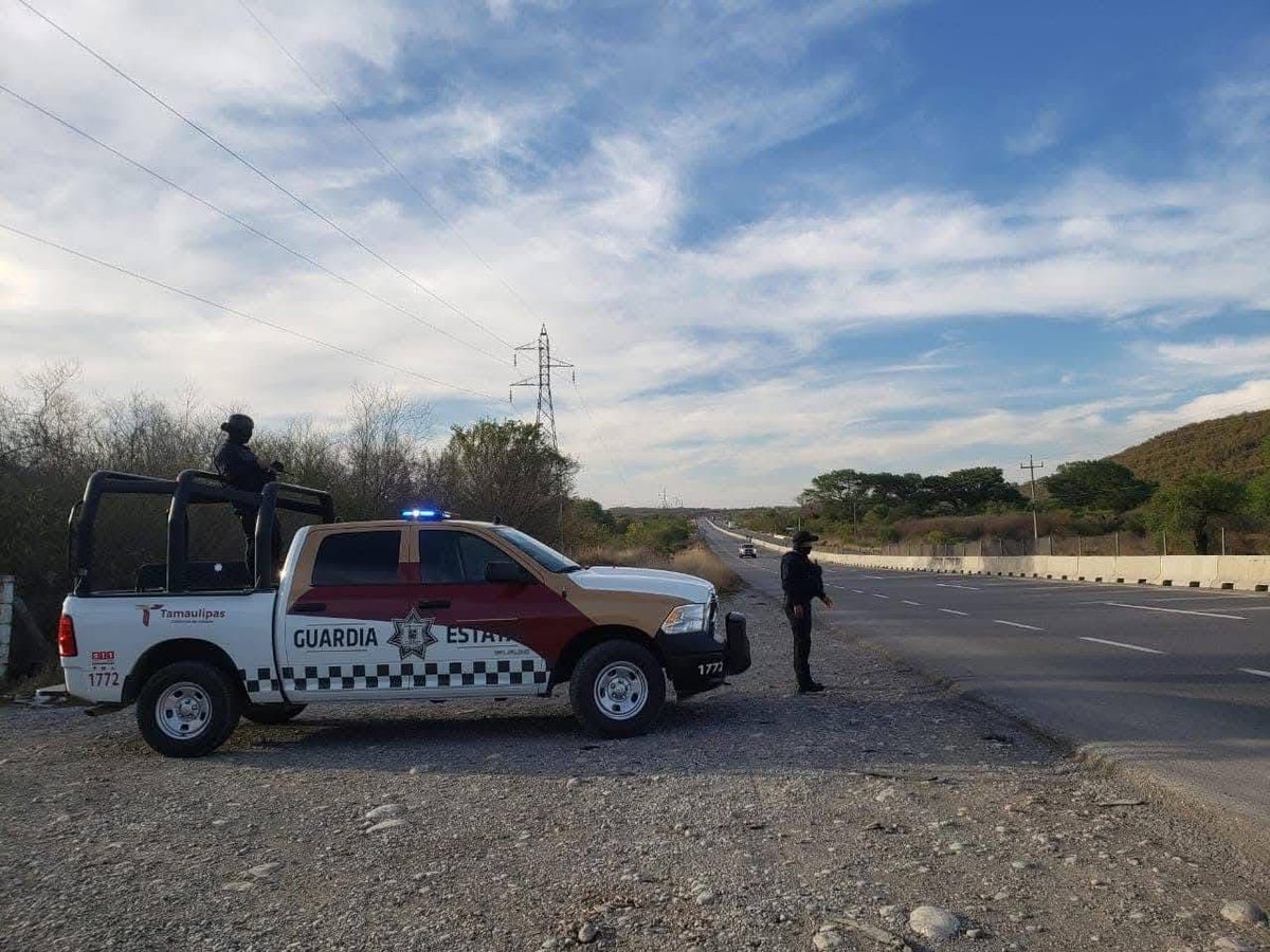 VoceriaSegTamps's tweet photo. #VoceríaInforma 

El Gobierno del Estado de Tamaulipas informa a la ciudadanía que transitar por las carreteras del estado es seguro, gracias a la vigilancia permanente que realizan de manera coordinada los cuerpos de seguridad estatales y federales.

A través de operativos estratégicos, recorridos de supervisión y la presencia constante de autoridades en distintos puntos de las carreteras, se garantiza la protección de las y los usuarios, así como una respuesta oportuna ante cualquier situación que pudiera presentarse.

Se exhorta a la población a conducir con responsabilidad, respetar los señalamientos viales y atender en todo momento las indicaciones de las autoridades.

Asimismo, se recuerda que la línea de emergencia 911 se encuentra disponible las 24 horas del día, los 365 días del año, para brindar atención inmediata ante cualquier incidente.