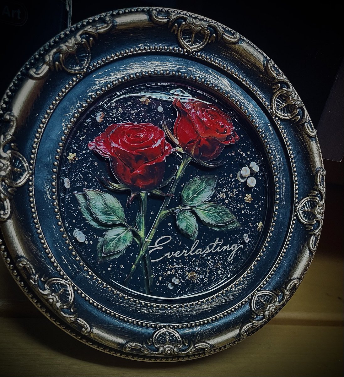 022211M's tweet photo. 初めて作った赤い薔薇のレジンアート🌹
ダークな背景でツヤ感と深みを意識して作りました
「Everlasting（永遠）」がテーマ
#レジン #ハンドメイド #薔薇 #レジン https://t.co/NuayQxLUD0