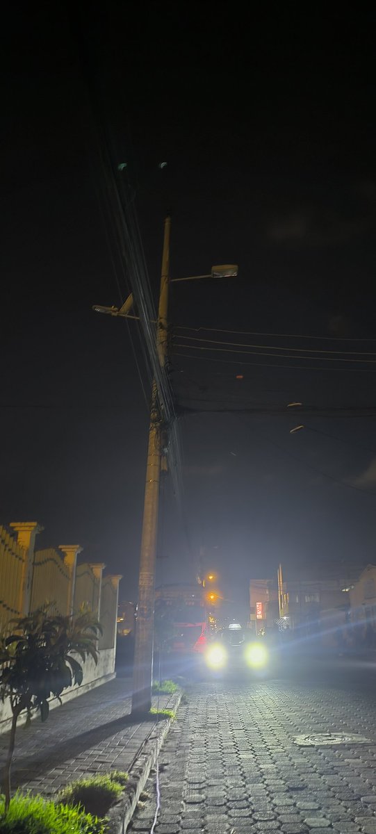 StefMish04's tweet photo. @ElectricaQuito Buenas noches, Calderón sector la Pampa se encuentra con dos postes sin funcionamiento, por favor si nos ayudan el sector es zona roja por lo que es necesario que estén funcionando. https://t.co/iLJ1HJfxGX