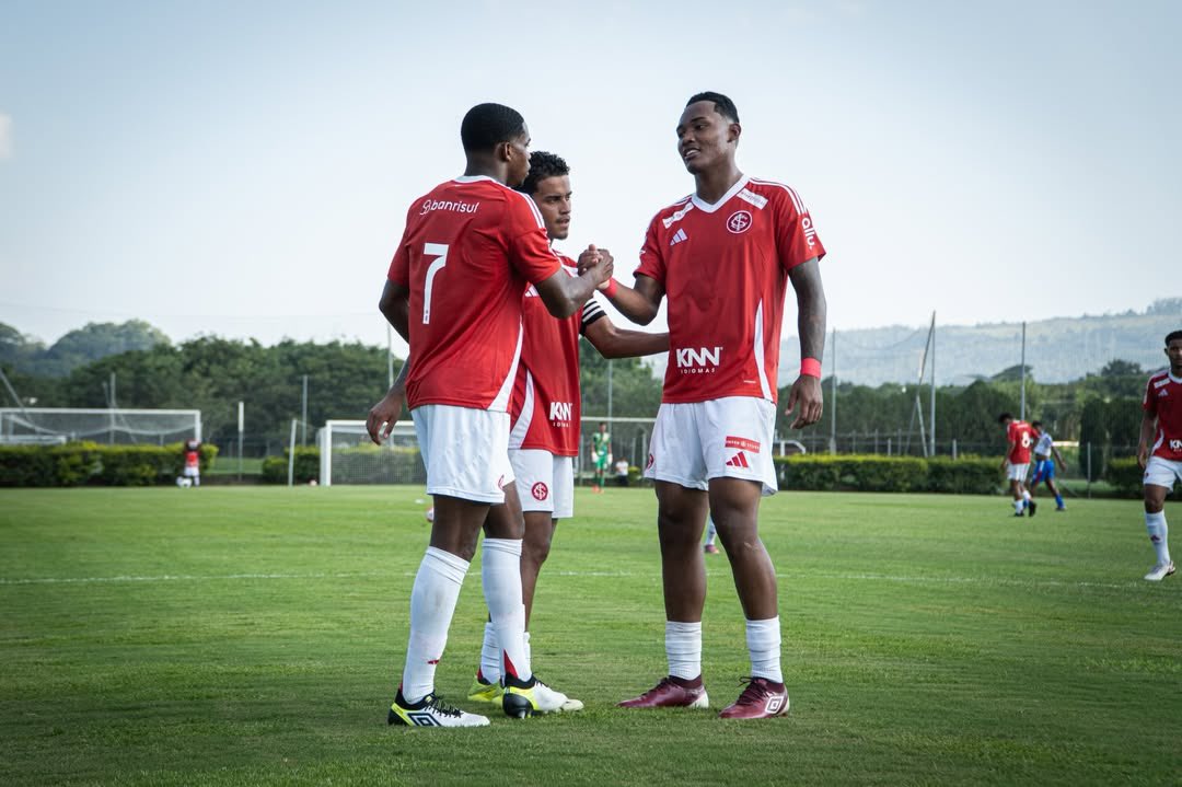Na tarde desta sexta-feira (27), o Inter Sub-20 estreou no Gauchão com vitória por 5 a 0 sobre o Apafut, em Alvorada. 🇮🇩

Gols de Raykkonen (2x), Yago Noal, João Victor e Luis Felipy. 

Próximo jogo na competição: Esportivo (fora), em 04/04.