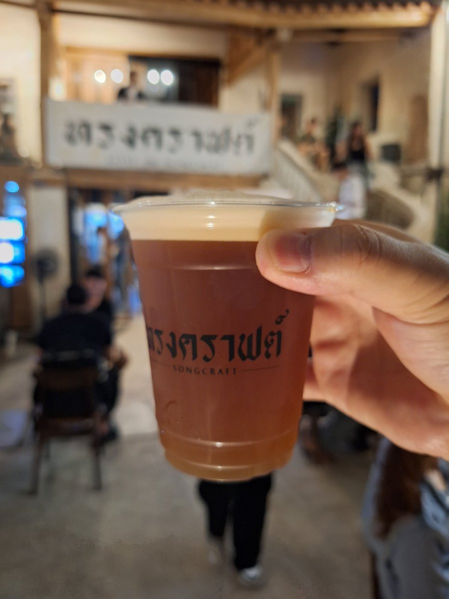 thai_craft_beer's tweet photo. いやぁ、飲んだ🍻
今回から@groupbbeerが出店したので、野良感は薄まった。
楽しみにしてたWHEAT OFF THE WALLがヤバいくらい美味かった。ワイゼン系なのに甘みは無くほんのりホップの香りと仄かな苦味。下手なIPA飲むよりいい‼️
イベントは日曜日まで🍺
#クラフトビール #SongCraft https://t.co/J6qYOBffAs