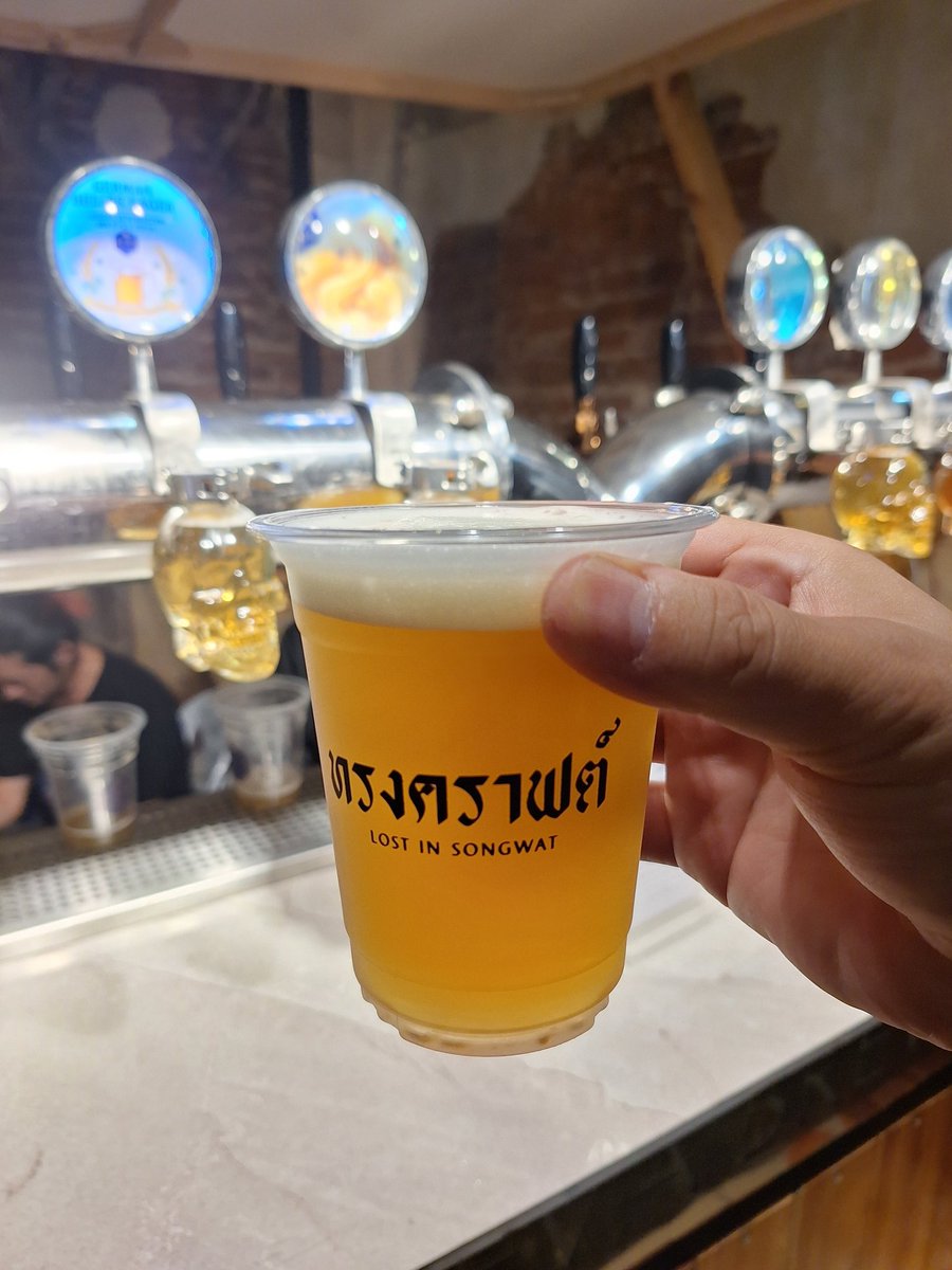 thai_craft_beer's tweet photo. いやぁ、飲んだ🍻
今回から@groupbbeerが出店したので、野良感は薄まった。
楽しみにしてたWHEAT OFF THE WALLがヤバいくらい美味かった。ワイゼン系なのに甘みは無くほんのりホップの香りと仄かな苦味。下手なIPA飲むよりいい‼️
イベントは日曜日まで🍺
#クラフトビール #SongCraft https://t.co/J6qYOBffAs