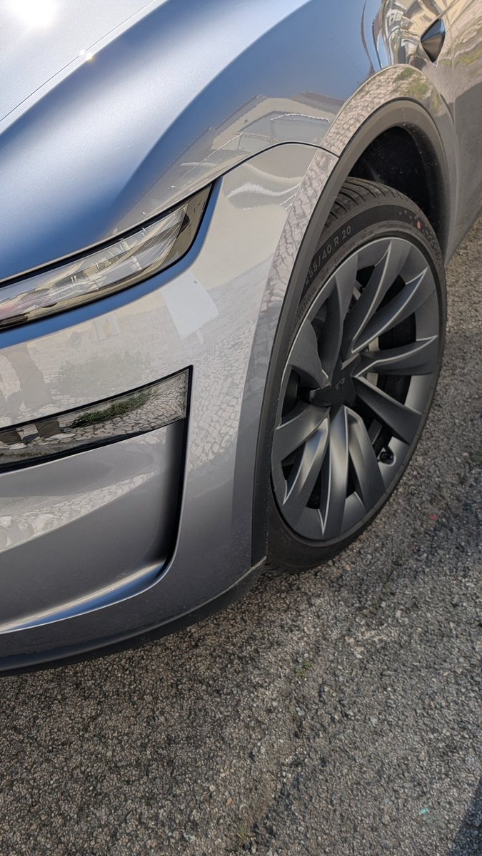 Kinar_PT's tweet photo. @richardslopes83 @wattsonwheelspt @Tesla Também nos convertemos no dia 16... Mas foi o AWD Premium que com sorte foi adiado por 2x e por isso veio com todos os novos goodies. As jantes nesta cor ficam 10x melhor. https://t.co/7Whd62p6cA