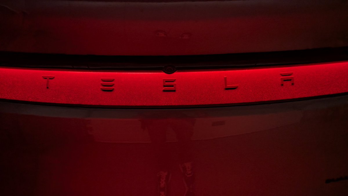 Kinar_PT's tweet photo. @richardslopes83 @wattsonwheelspt @Tesla Também nos convertemos no dia 16... Mas foi o AWD Premium que com sorte foi adiado por 2x e por isso veio com todos os novos goodies. As jantes nesta cor ficam 10x melhor. https://t.co/7Whd62p6cA