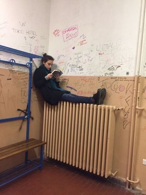 pedestrian's tweet photo. Reading in public creates what sociologists like Erving Goffman describe as a kind of “self-presentation,” where you become aware of being seen and subtly adjust how you sit, what you read, and how you act. https://t.co/7AJcSkZ3vL