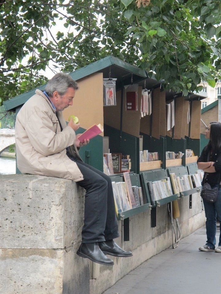 pedestrian's tweet photo. Reading in public creates what sociologists like Erving Goffman describe as a kind of “self-presentation,” where you become aware of being seen and subtly adjust how you sit, what you read, and how you act. https://t.co/7AJcSkZ3vL