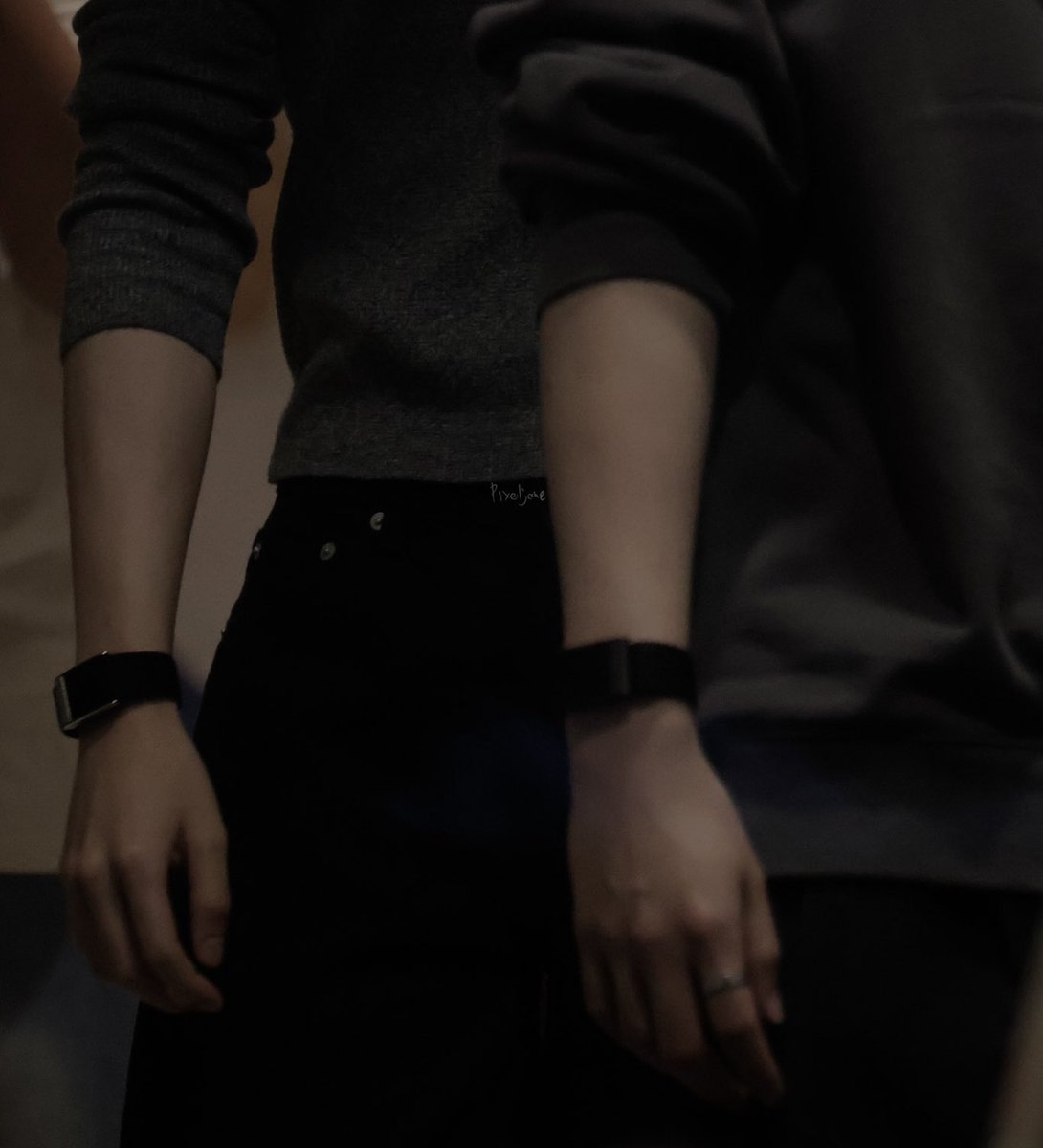 i2williest's tweet photo. #williamest mini au | quando nos Vênus juro-te a Marte.

Onde William e Est se encontram em um lugar que não pertence a nenhum dos seus mundos — um espaço onde podem, por alguns momentos, simplesmente existirem juntos.

Mas quando esse encontro começa a falhar, eles precisam lidar com o fato de que, por mais que se amem, suas vidas nunca vão se cruzar de verdade.

E talvez… essa seja a última vez.