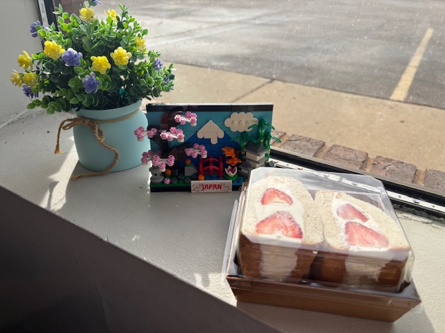 JETAA USA Chapter Leaders recently met online for a team-building (and brick-building) session with the LEGO Japan Postcard set. We built the sets together online and then took photos in local spots that remind us of Japan. Enjoy these participant photos! Japan is always nearby!