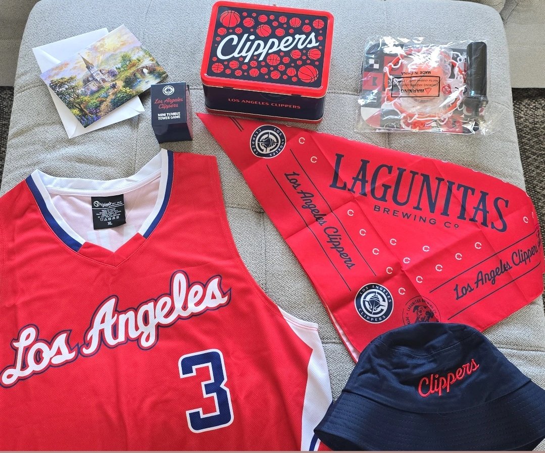 rachelledotcom's tweet image. Thank you for the Clippers care package @donfonzie23 !!!!!! ❤️💙 #clippernation