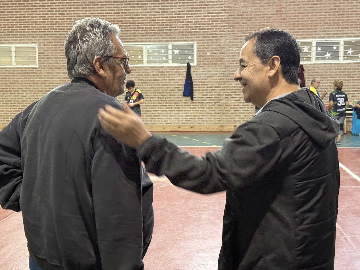 ¡Más equipo, más comunidad! 🏐🙌

Entregamos pelotas de vóley al grupo de Newcom, un espacio que une a nuestros vecinos a través del deporte y la salud.
Creemos en la gestión presente, la que acompaña el esfuerzo de cada club y cada centro deportivo.

¡Sigamos trabajando juntos