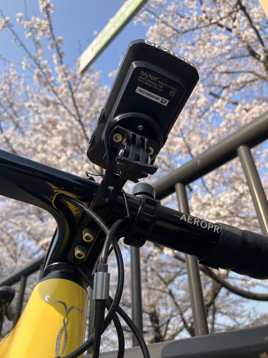 K5098738753015K's tweet photo. マウントが折れライトが吹っ飛びました。
道悪し、片側2車線追越車線までライトが飛んでコロコロ。マウントが折れました😭
1500lmから400lmに付け替えたのに…
#美濃 #Classicar #OLIGHT #桜 #ロードバイク https://t.co/74k8scy72Z