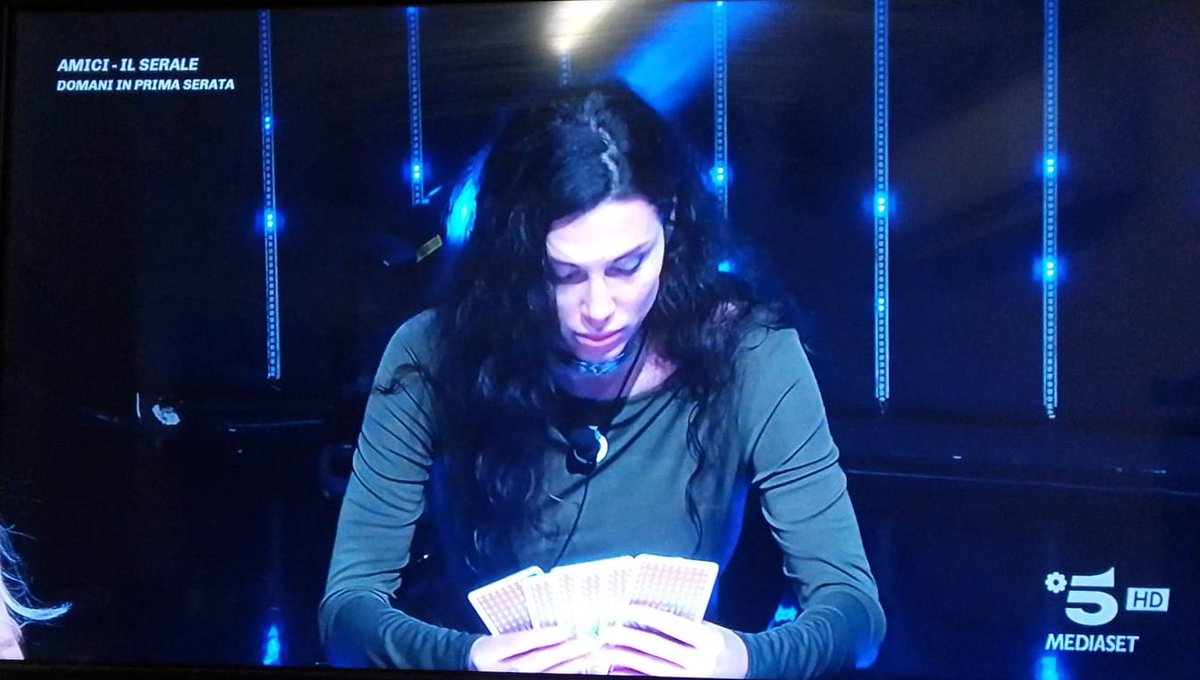 TorDelCalcio's tweet photo. Manco dovesse giocare a tresette #blunico #gfvip https://t.co/NiDN9isXE4