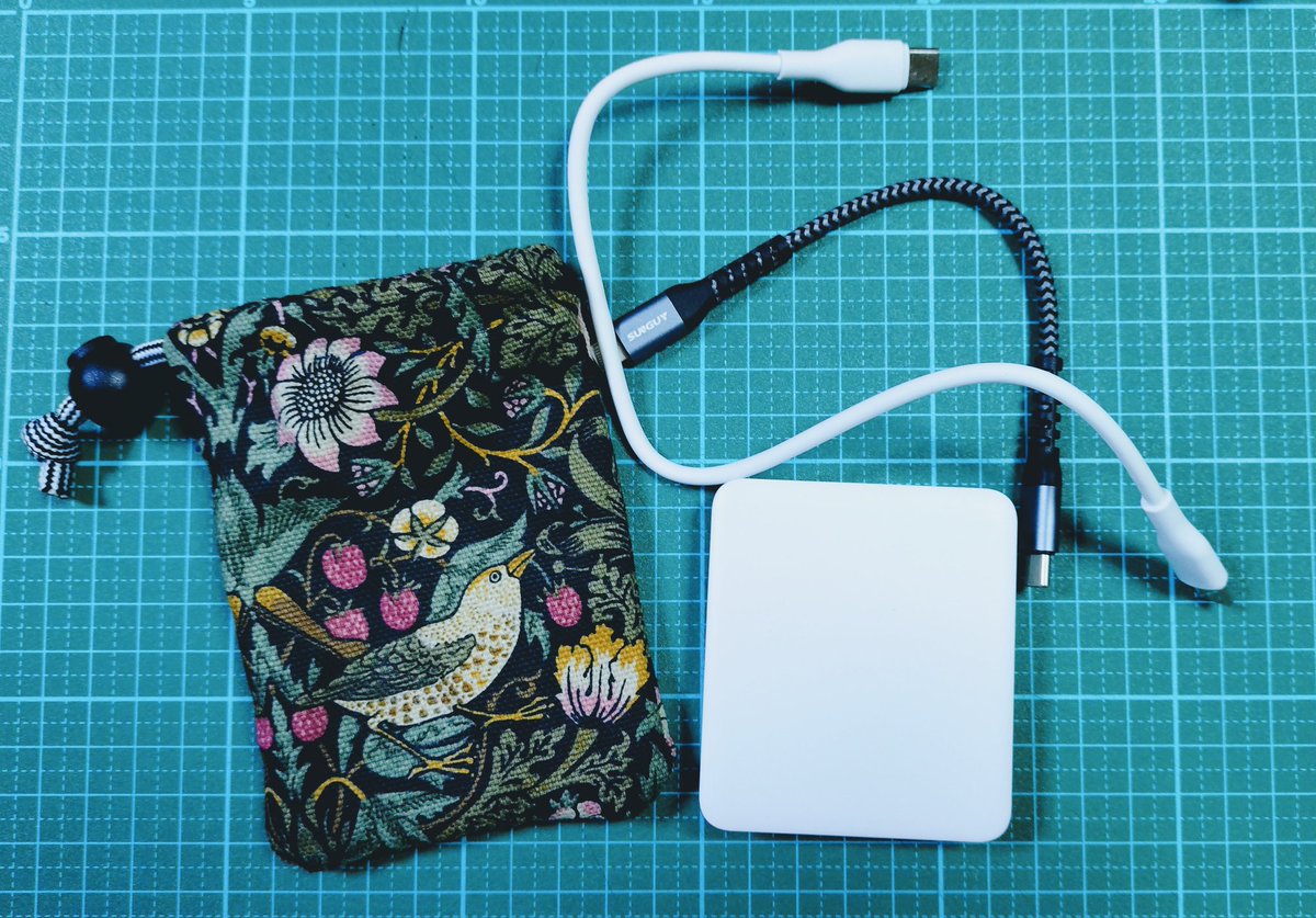 BORA_Mugil's tweet photo. 10年位使ってるMP3プレーヤーのバッテリーの持ちが悪くなったので小さいモバ充を買い。収納用の袋を作りました。 https://t.co/zAv4qQyizm