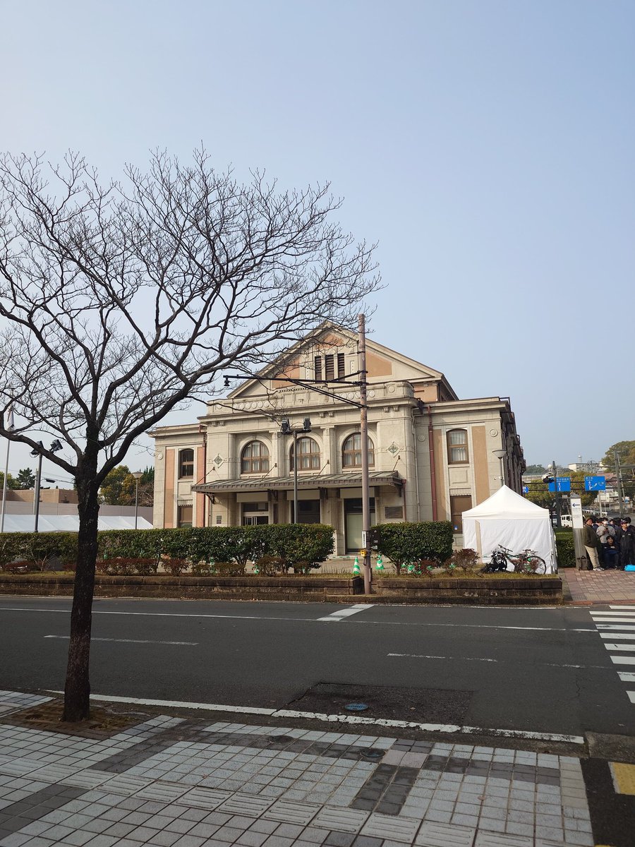 blue01_0079's tweet photo. 夜行バスで今朝佐世保に到着。
旧佐世保鎮守府凱旋記念館前で
スタンプラリー台紙購入の列に並んでおります。 https://t.co/H5mRCaS1OB