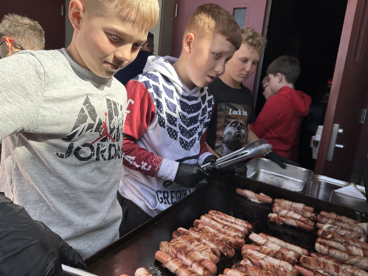 emscardinals's tweet photo. 🌭 for Grill Club!! We had about 30 students today learning about different styles of hot dogs and making our own!! 🤤 #WeAreEMS https://t.co/HZv0MAUqjD