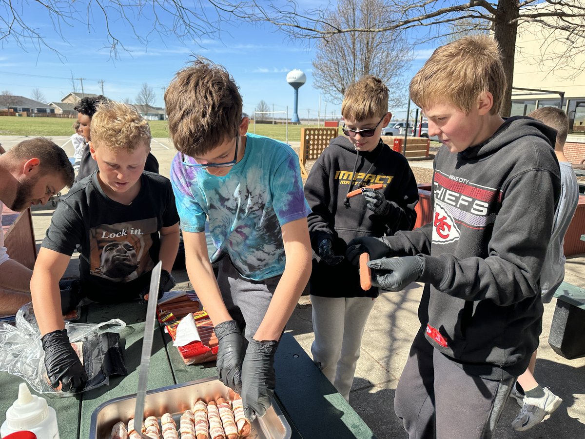 emscardinals's tweet photo. 🌭 for Grill Club!! We had about 30 students today learning about different styles of hot dogs and making our own!! 🤤 #WeAreEMS https://t.co/HZv0MAUqjD