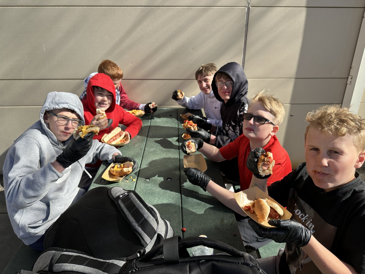 emscardinals's tweet photo. 🌭 for Grill Club!! We had about 30 students today learning about different styles of hot dogs and making our own!! 🤤 #WeAreEMS https://t.co/HZv0MAUqjD