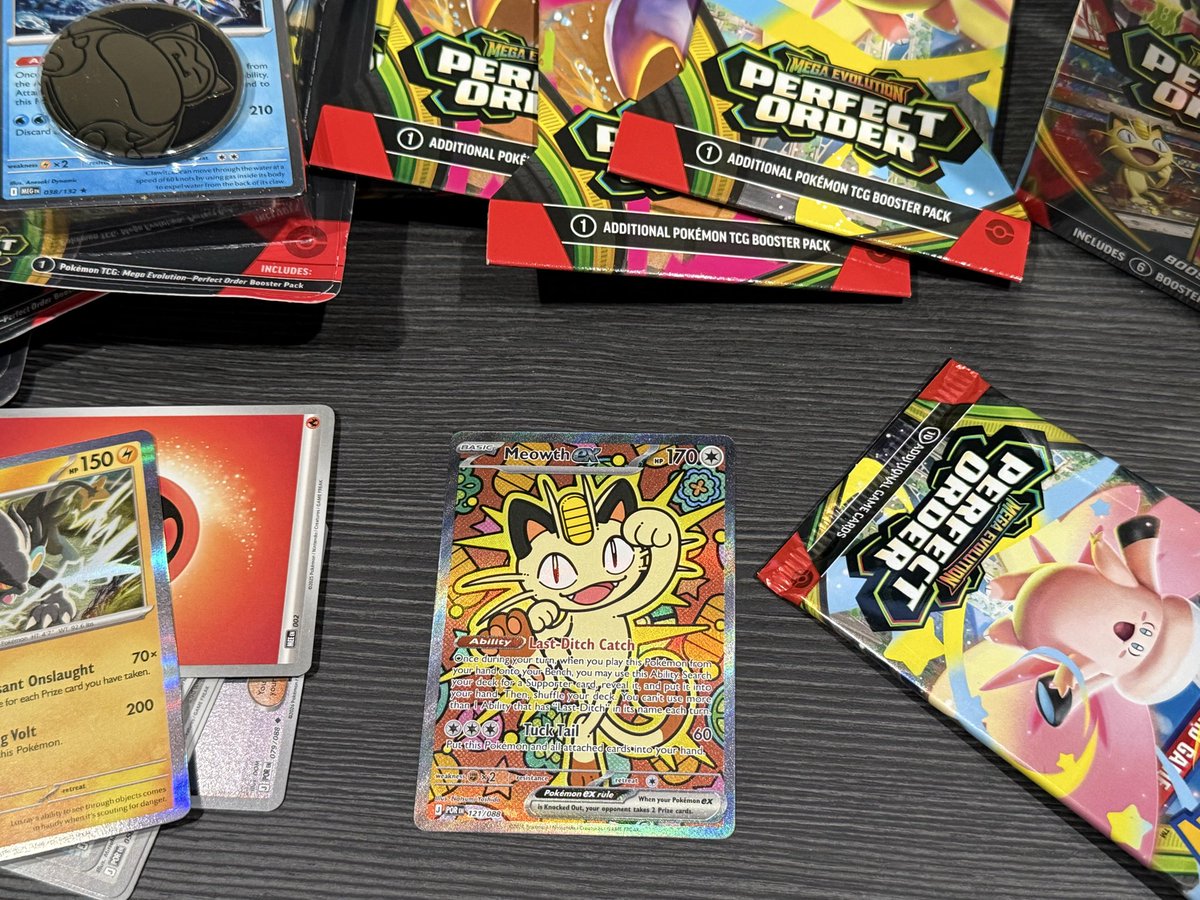 kiknskate's tweet photo. holy crap! first sleeve pack I ripped and I got this! #firstpackmagic #PerfectOrder https://t.co/k4Sr85I7Ok