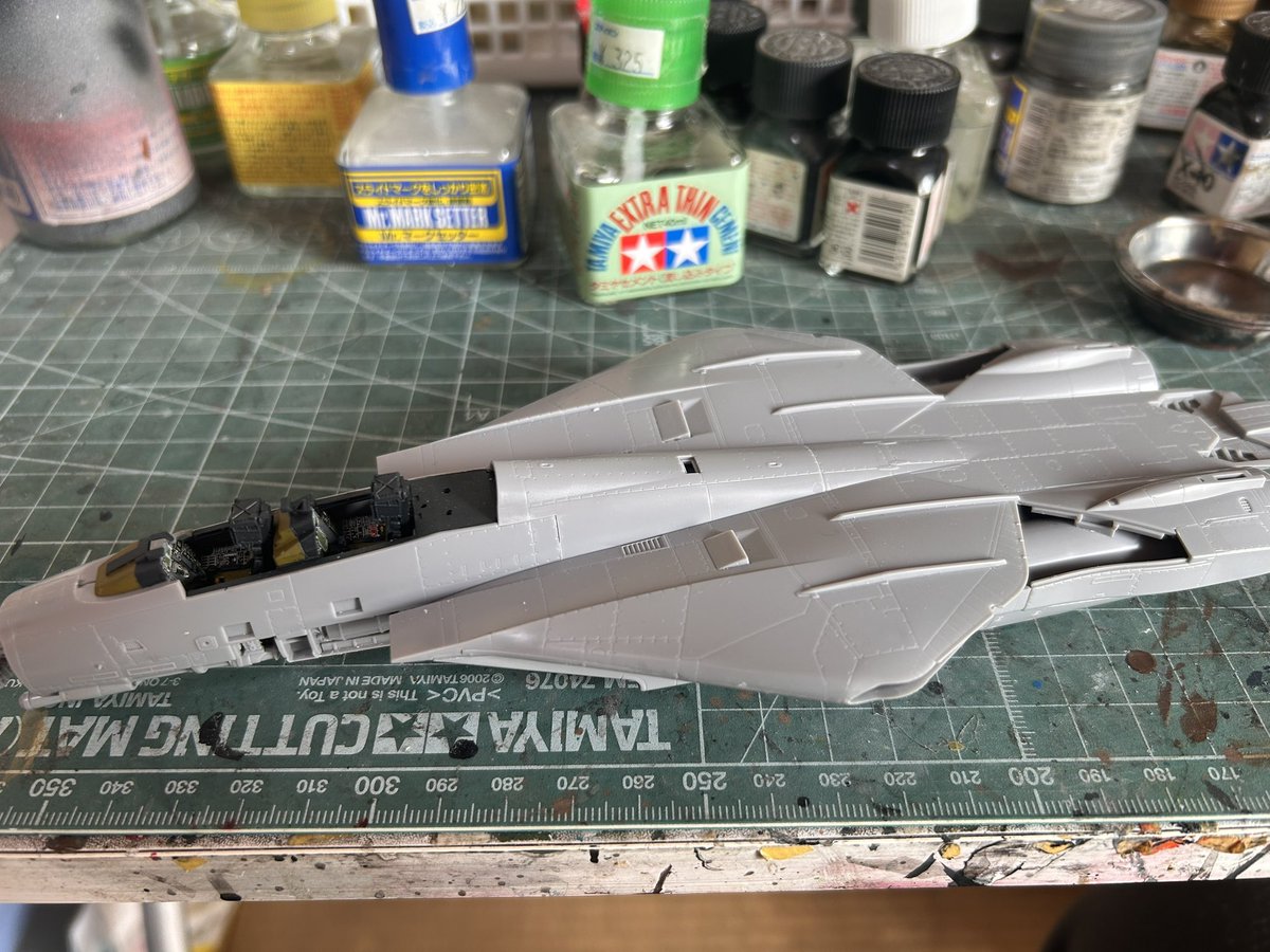 dc_rre's tweet photo. モデルグラフィックスさんの
マガジンキット1/72F-14
トムキャットを製作してます。
このキットは発売されてから
もう11年になるのでそろそろ
作らないとヤバイと思い手を
付けましたが本誌をめくりながらの製作は結構大変です😅
製作の方は取り敢えず胴体は
形になって来ました😃 https://t.co/zNwB7xsK5n