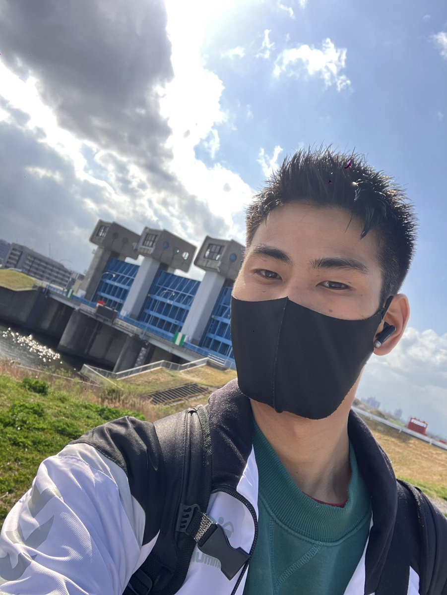シン tweet media