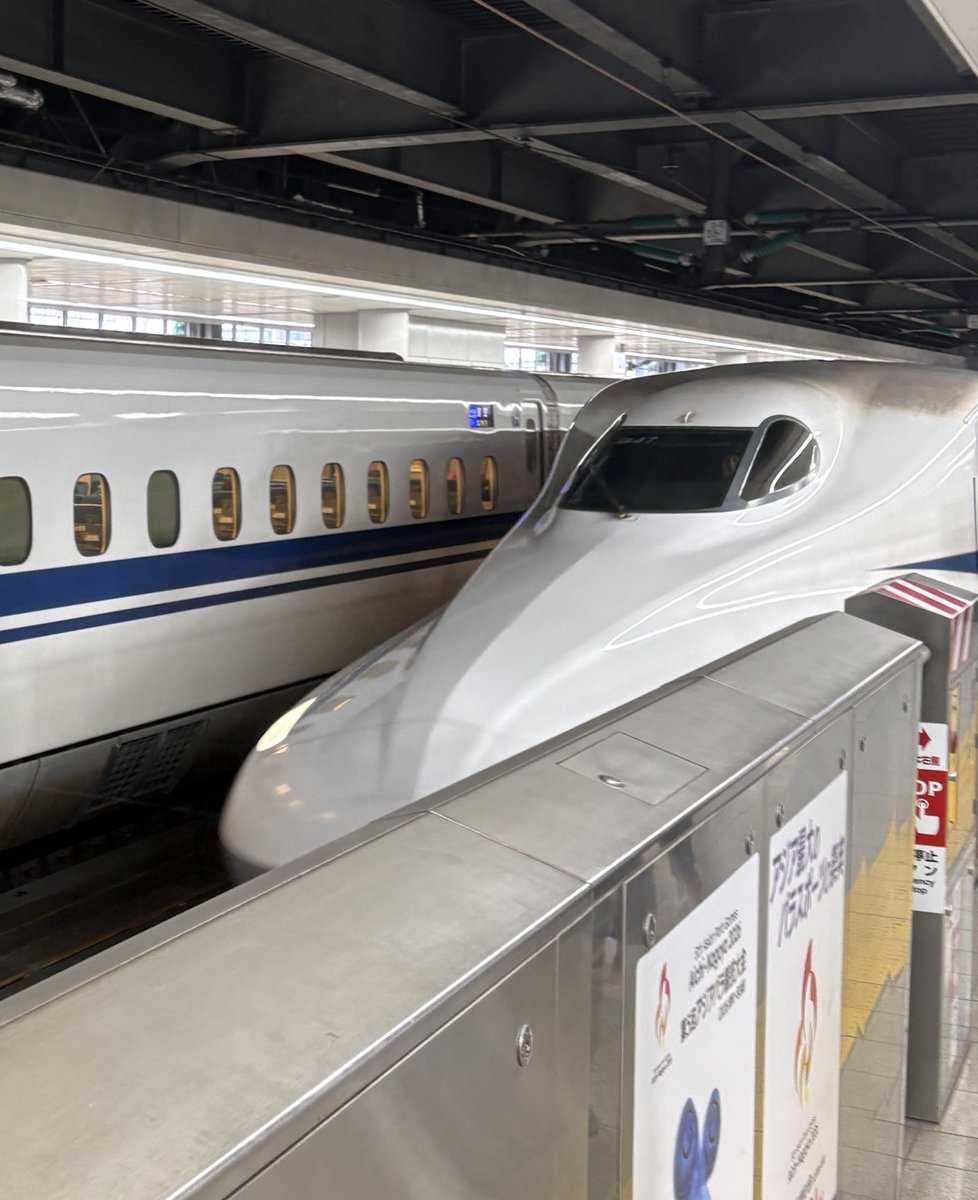 新幹線は定刻通りに出発…したんですが、偶然にも同じ号車に「ホイゲームズとモグワイ」の面々が！
一緒に名古屋に向かってます！
#名古屋ボードゲーム楽市