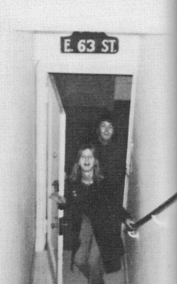 carlosgvizcaino's tweet image. Paul McCartney and Linda photographed as they arrive at John Lennon and May Pang’s apartment in New York. 1974.
Photo: May Pang

#JohnLennon 
#PaulMcCartney 
#LindaMcCartney 
#MayPang