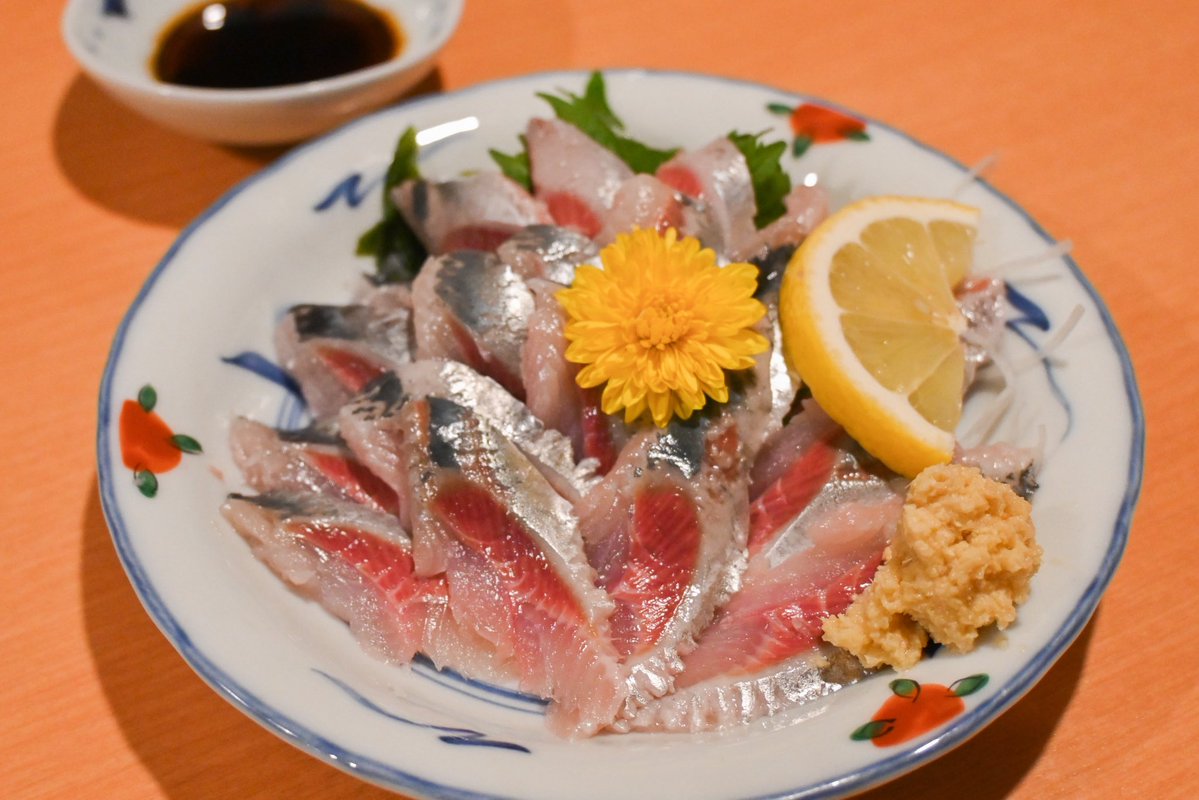 kamatanomi's tweet photo. 『いわし料理 西鶴』
大森にある居酒屋さん。
選びきれないほど豊富ないわし料理の数々。もう片っ端から注文したいという気持ちを抑え、どれを頼むか話し合う時間さえ楽しい。刺身に、梅しそ巻きに、ごまだれ和え、蒲焼まで。どの料理もいわしの違った表情を知れてその奥深さを知る。日本酒は必須。 https://t.co/KuGBIRVwax
