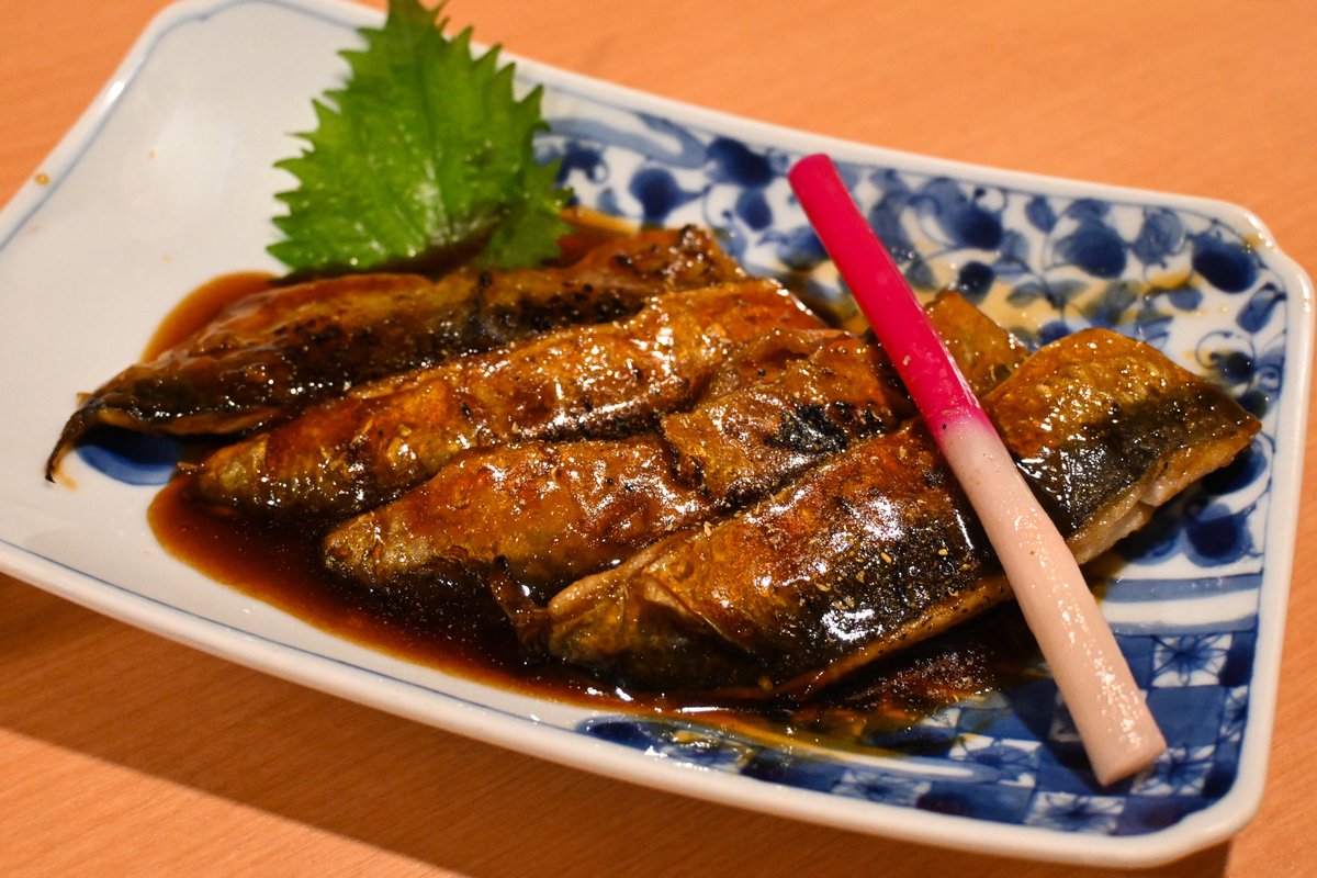 kamatanomi's tweet photo. 『いわし料理 西鶴』
大森にある居酒屋さん。
選びきれないほど豊富ないわし料理の数々。もう片っ端から注文したいという気持ちを抑え、どれを頼むか話し合う時間さえ楽しい。刺身に、梅しそ巻きに、ごまだれ和え、蒲焼まで。どの料理もいわしの違った表情を知れてその奥深さを知る。日本酒は必須。 https://t.co/KuGBIRVwax