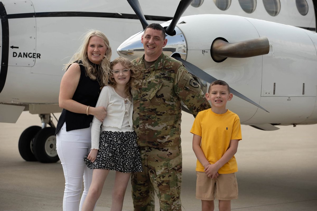 kentuckyguard's tweet image. After more than 20 years of dedicated service, CW5 Chad Russell took to the skies one final time, completing his last flight aboard a C-12 at Boone National Guard Center in Frankfort, March 26. 

#congrats #finalflight