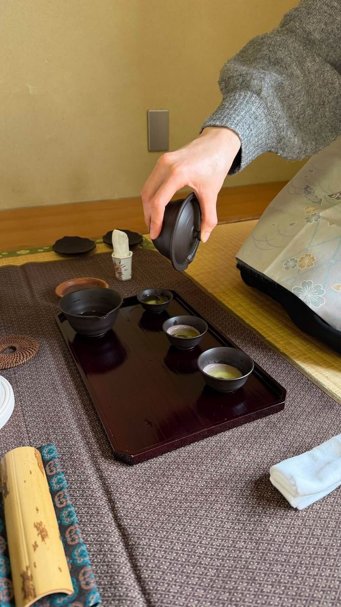 集中稽古も三日間おつかれさまでした〜
急須や湯冷まし、茶碗までもが一体になった組み込み茶器を先生にご持参いただき、玉露の瑞雲をとても美味しく淹れることができました！（T.T.）

#春から東大　#東大オリ2026