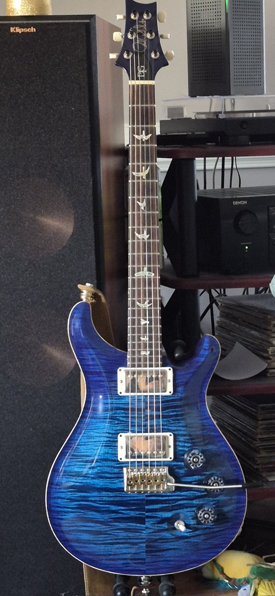 flatcat68xlr8's tweet photo. Somebody near me has a fender strap with a satin baby blue finish that I got just a glimpse of a while back. He said 400 bucks it was his brothers... I'm going to circle back to that and see what it was. Maybe another edition or moving along kind of guitar. Who knows. Here's something a little different...