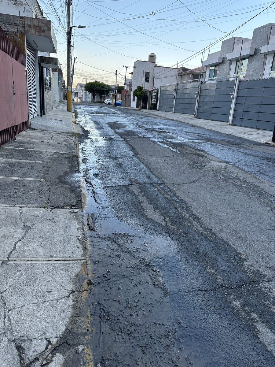 davichobarreda's tweet photo. Fuga de agua en calle jazmines entre calle Rosas y Mirasoles, colonia bugambilias, lleva toda la tarde @AguadePuebla y aprovechando para reportar el estado de la calle @pepechedrauimx @armentapuebla_  una vuelta por las calles de puebla no les caería nada mal https://t.co/ZcT7vSIY3S