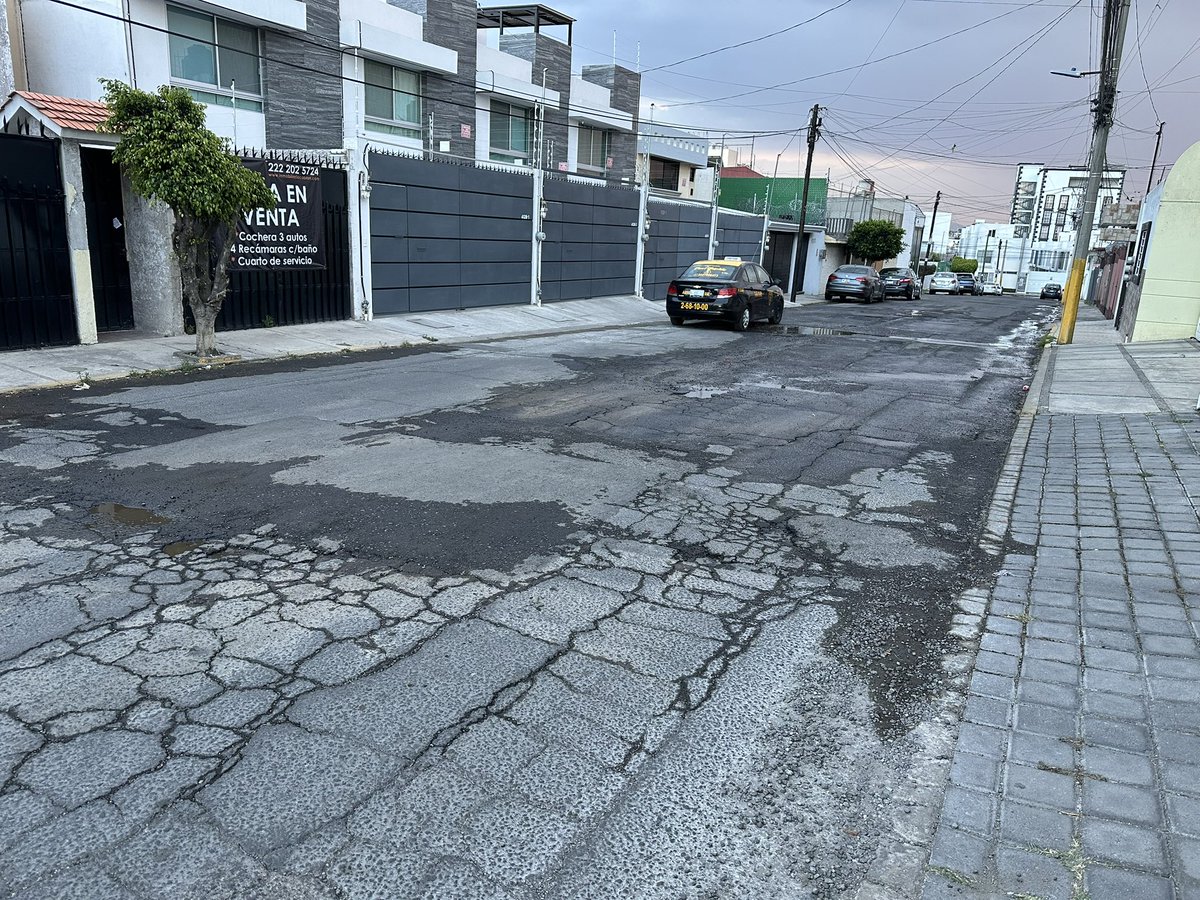 davichobarreda's tweet photo. Fuga de agua en calle jazmines entre calle Rosas y Mirasoles, colonia bugambilias, lleva toda la tarde @AguadePuebla y aprovechando para reportar el estado de la calle @pepechedrauimx @armentapuebla_  una vuelta por las calles de puebla no les caería nada mal https://t.co/ZcT7vSIY3S