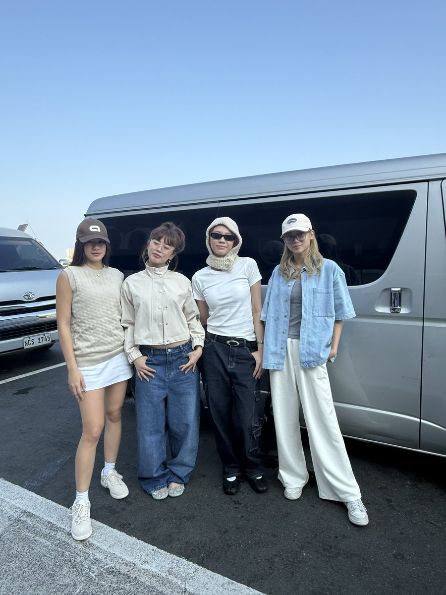 meg 🦈 tweet media