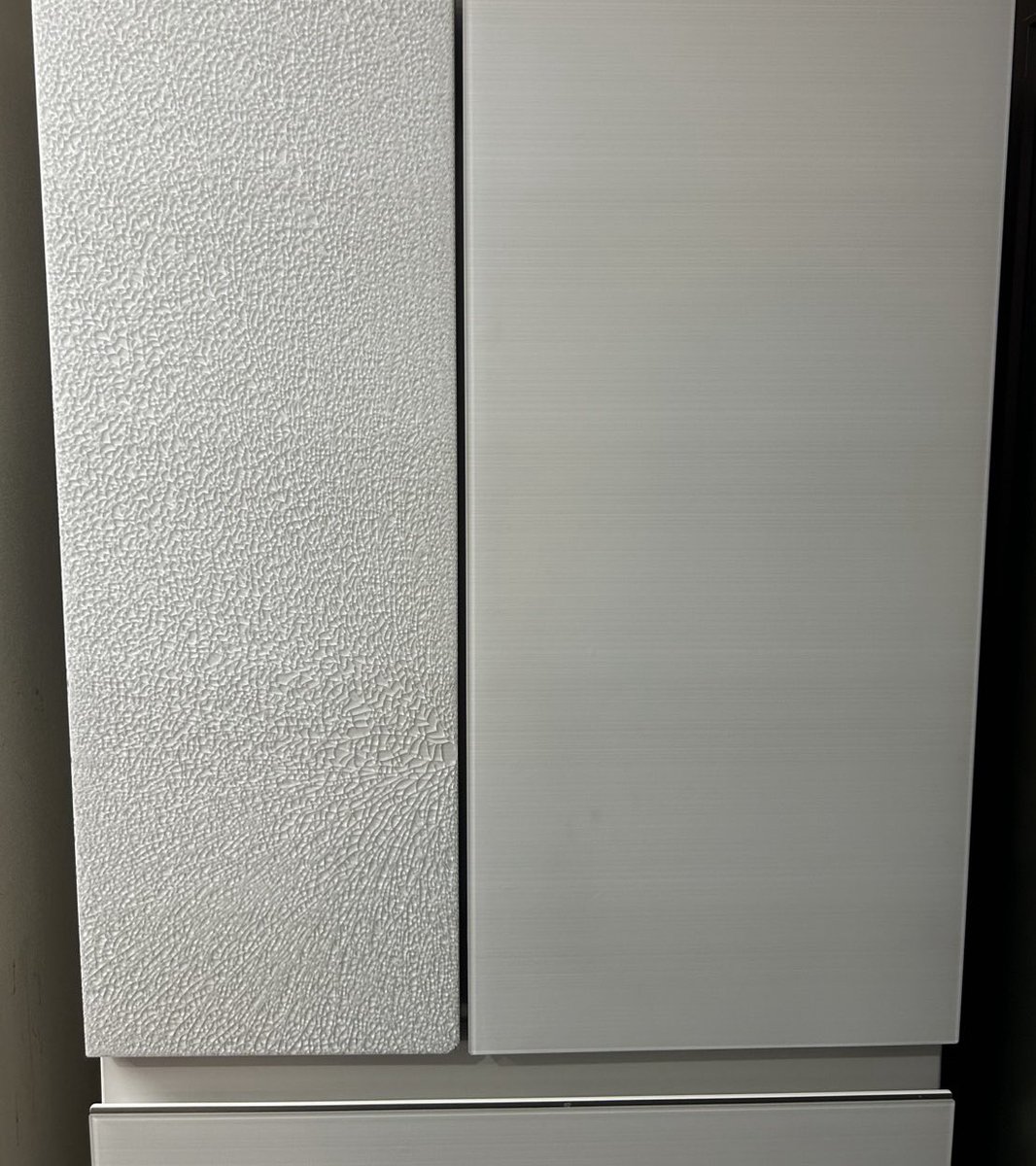 kaniko_710's tweet photo. 冷蔵庫のガラス製扉がちょっとした衝撃で割れた
これ模様じゃないんだよ、
怖すぎる😭 https://t.co/8NEr0xA5v6