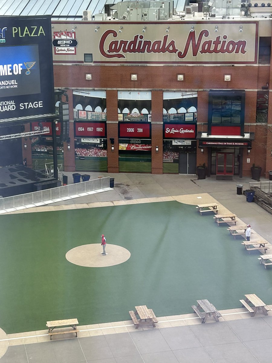 caitbever's tweet photo. Woke up to see a dad, with a make believe bat, hit homers off his son pitching with a pretend ball as mom looked on. I imagine the dad was telling tales of watching Mark McGwire hit 72 home runs in the summer of 1998. This is @Cardinals baseball. https://t.co/V5pRG3lkPS