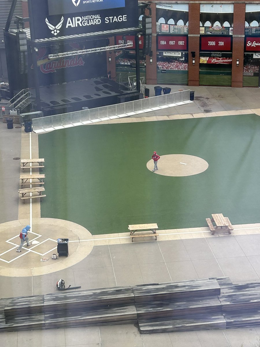 caitbever's tweet photo. Woke up to see a dad, with a make believe bat, hit homers off his son pitching with a pretend ball as mom looked on. I imagine the dad was telling tales of watching Mark McGwire hit 72 home runs in the summer of 1998. This is @Cardinals baseball. https://t.co/V5pRG3lkPS
