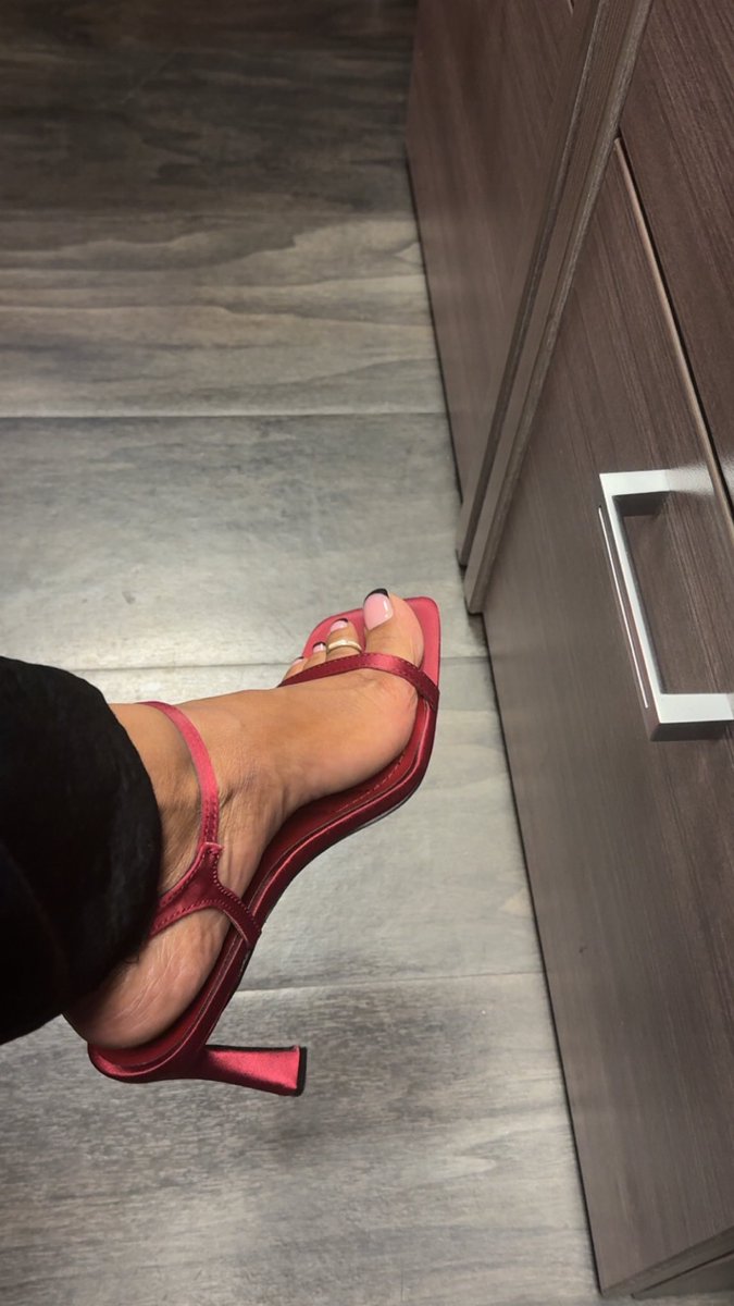 Goddessvelvet98's tweet photo. Guess what I do at my Vanilla job💋 https://t.co/fOfEsgnyX8