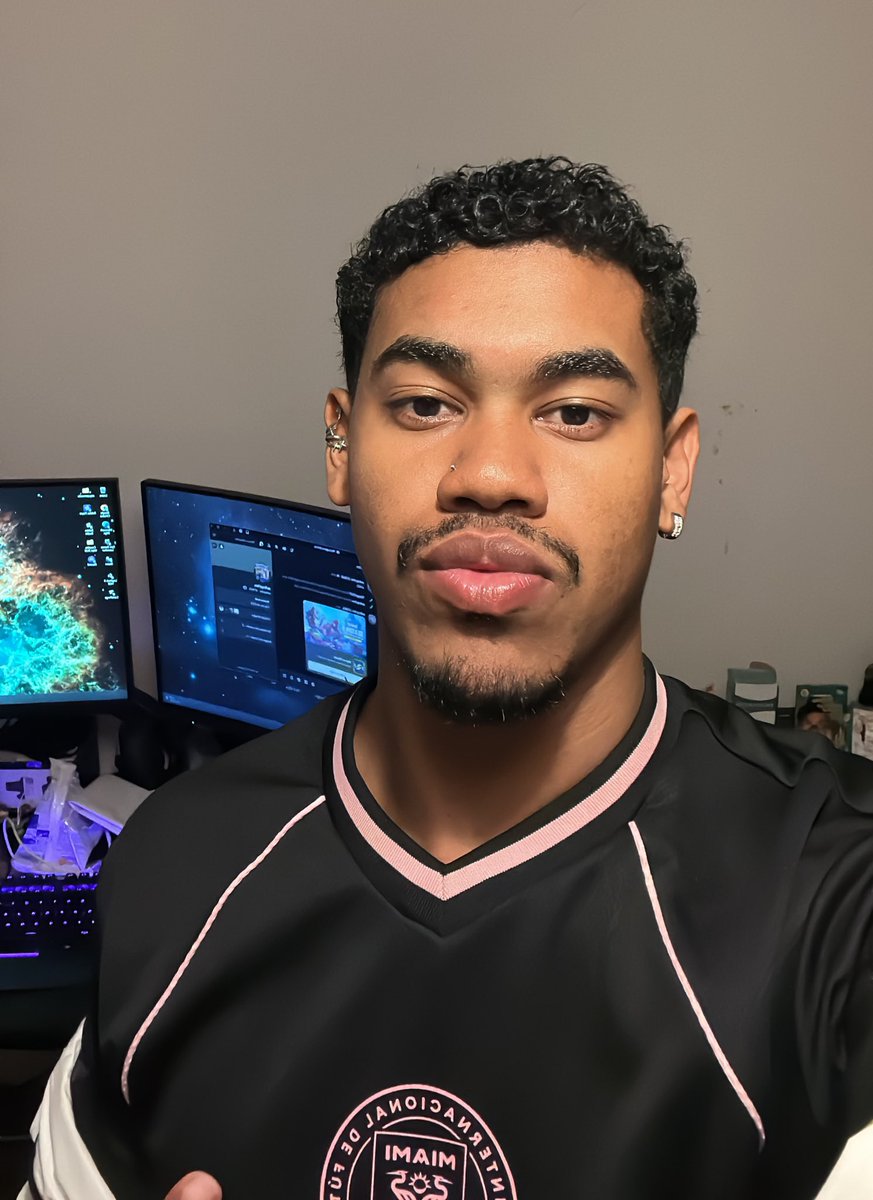 THChristopher27's tweet photo. 🙂‍↕️👄 https://t.co/EcMtBUEBgF