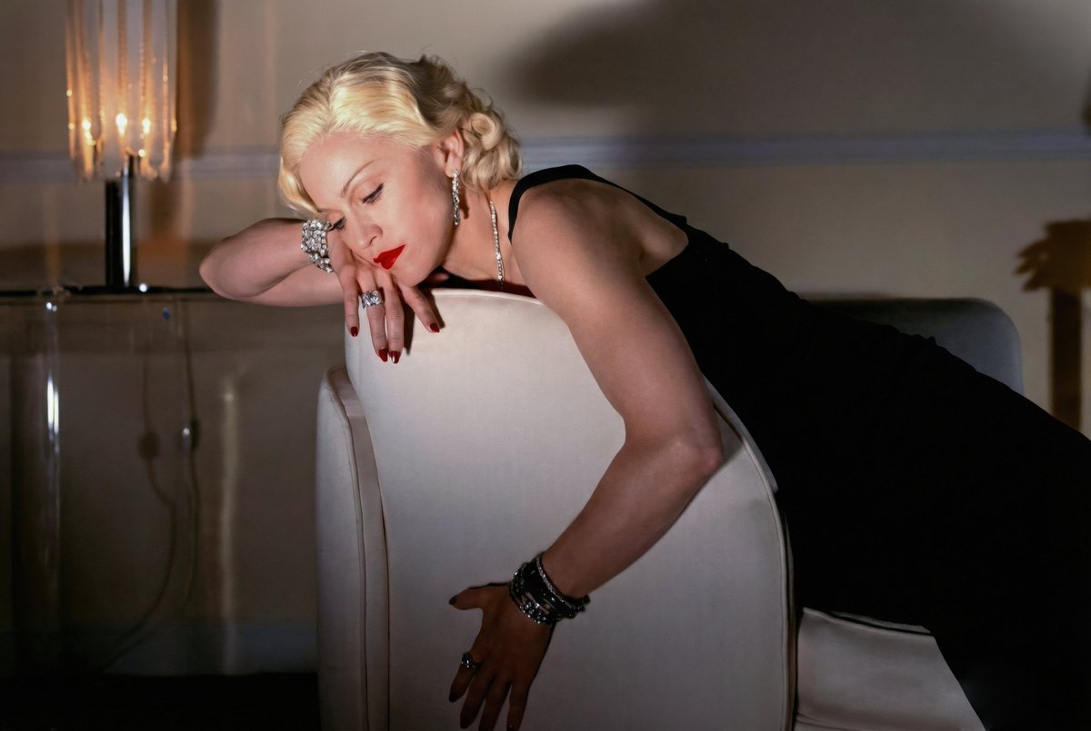 DanKMadonnaEdit's tweet photo. 𝘚𝘸𝘦𝘦𝘵 𝘥𝘳𝘦𝘢𝘮𝘴 𝘵𝘰 (𝘢𝘭𝘮𝘰𝘴𝘵) 𝘦𝘷𝘦𝘳𝘺𝘰𝘯𝘦 🌜
#Madonna #Outtake #Mondino https://t.co/4uNLFxZtHo