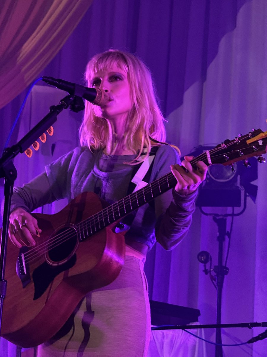 riley ⛯ tweet media